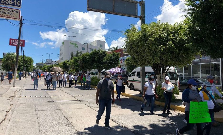 Maestros de Guerrero piden que se oferten plazas de docentes que murieron por covid-19