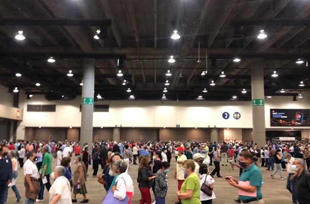 Desorganización y caos en vacunación en Pepsi Center, en la Benito Juárez #VIDEOS