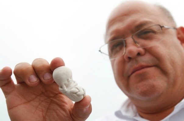 Candidato al Congreso de Jalisco reparte figuras de fetos