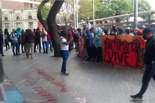 Normalistas de Ayotzinapa protestan frente a la FGR #VIDEO