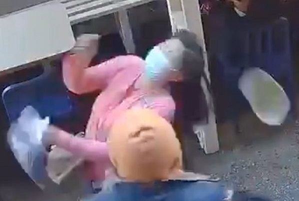 Captan violento ataque a mujer asiática en calles de NY #VIDEO