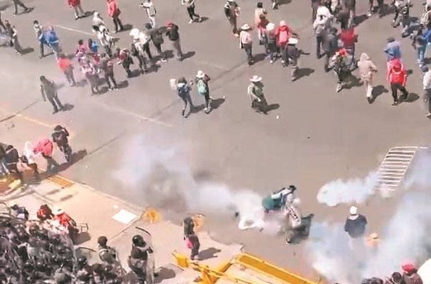 Policías reprimen violentamente a manifestantes, en Hidalgo #VIDEO