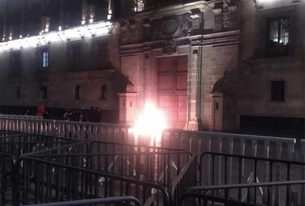 Maestros de telebachillerato incendiaron llantas en Puerta Central de Palacio Nacional
