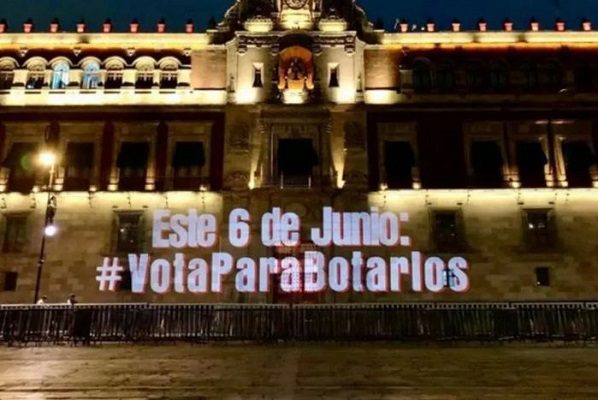 De cara a elecciones, proyectan "#VotaParaBotarlos" en Palacio Nacional