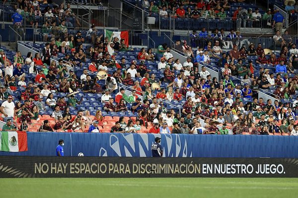 Aficionados expulsados y suspensión del juego en duelo entre Tricolor y Costa Rica