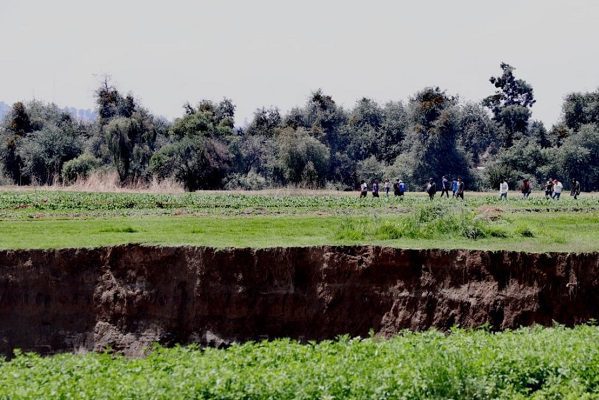 Estafan a familia damnificada por el socavón generado en Puebla
