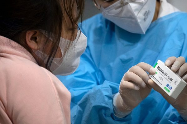 China aprueba uso de primera vacuna antiCovid en aerosol