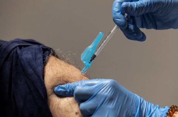 Reportan que vacuna de Pfizer es menos efectiva con la variante indiaq