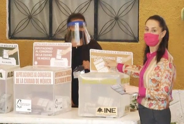 Emite su voto la jefa de Gobierno de la CDMX, Claudia Sheinbaum