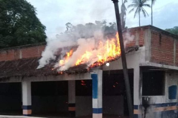 Incendian instalaciones del Consejo Electoral de Laollaga, Oaxaca #VIDEO