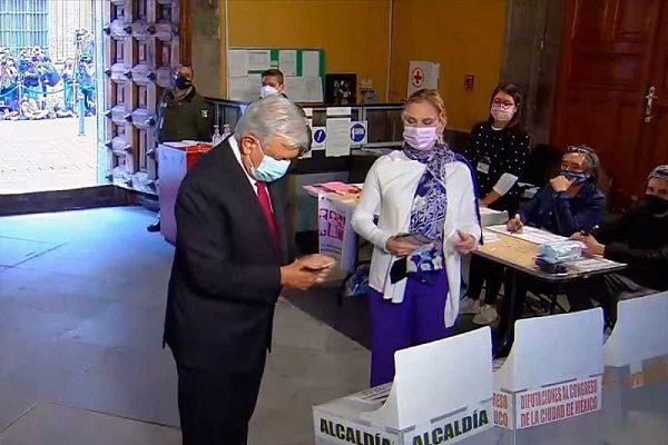 AMLO y Gutiérrez Müller acuden a votar al Antiguo Palacio del Arzobispado #VIDEO