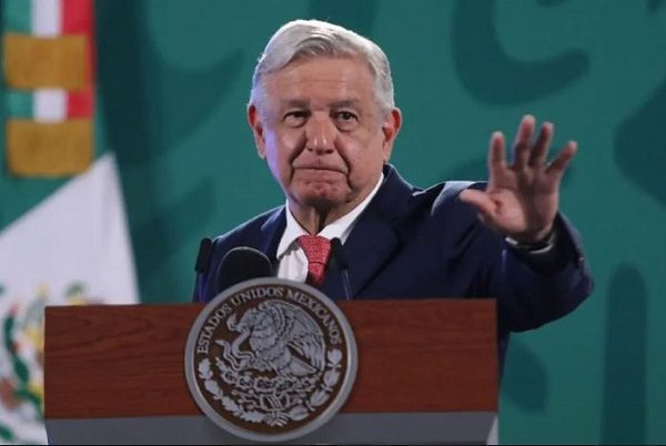 "Soy hombre de principios", asegura AMLO descartando reelección