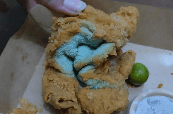 Mujer pide pollo frito, pero le llega una toalla empanizada