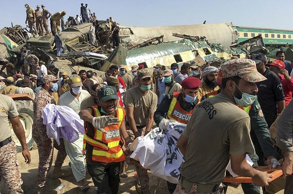 Al menos 40 muertos tras accidente de tren en Pakistán #VIDEO