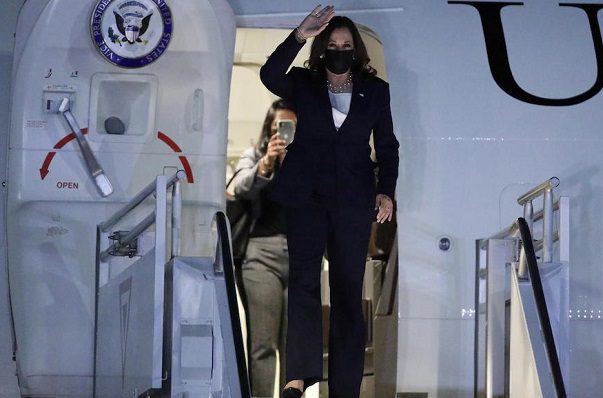Así llegó la vicepresidenta Kamala Harris a México #VIDEO