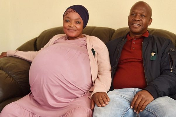 Mujer da a luz a 10 bebés y rompe récord mundial