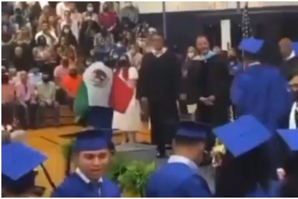 Dan diploma a joven a quien se lo negaron por llevar Bandera Mexicana #VIDEO