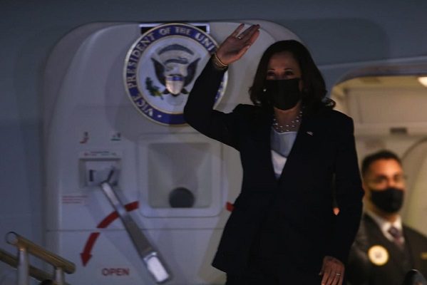 "EU y México comparten historia y familia", Kamala Harris al arribar a México