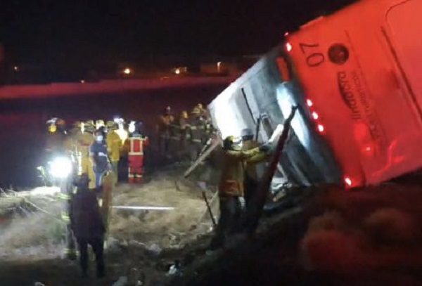 Siete muertos y al menos 30 heridos tras volcadura de camión en BC #VIDEO
