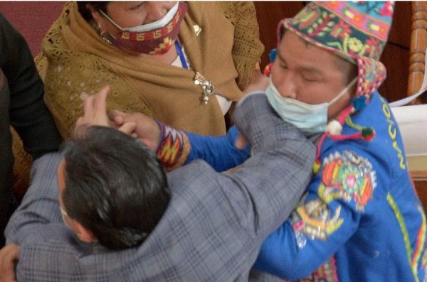 Se arma pelea en el parlamento de Bolivia #VIDEO