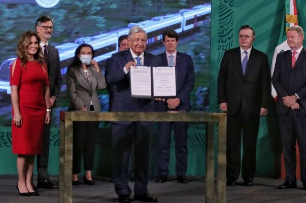 Gobierno firma contrato para la adquisición de vagones del Tren Maya