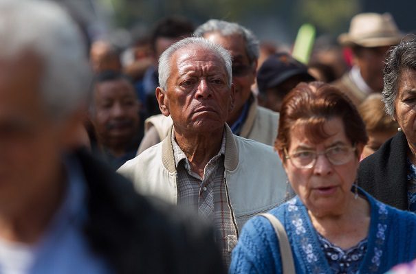 AMLO anuncia que pensión para adultos mayores aumentará en julio y agosto