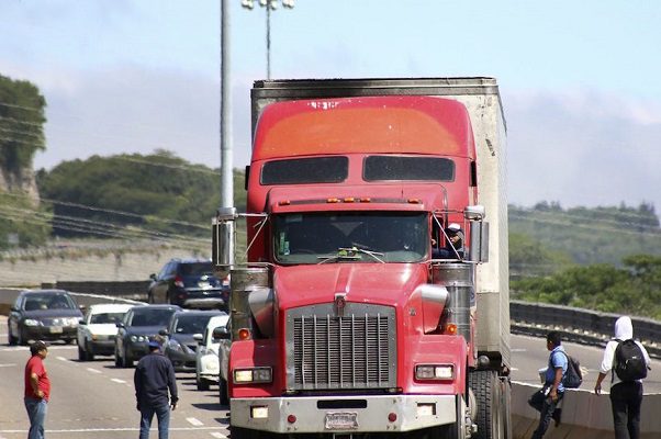 Roban dos tráilers con millones de balas, en Guanajuato