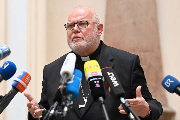 Papa Francisco rechaza renuncia de cardenal vinculado a abusos sexuales