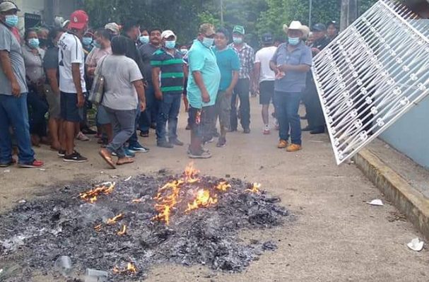 Queman boletas y golpean a funcionarios en municipio oaxaqueño #VIDEOS