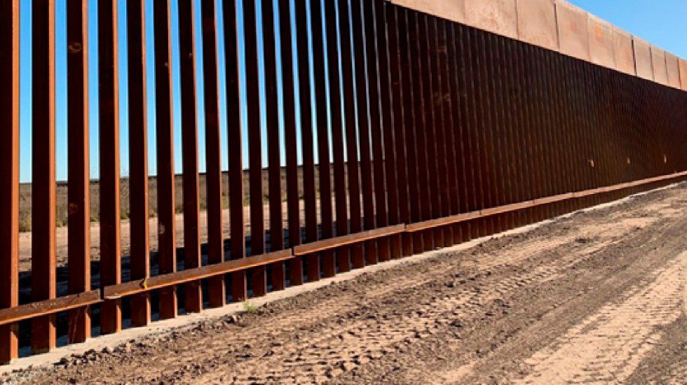 Texas arrestará a todos los migrantes ilegales y mantendrá construcción del muro
