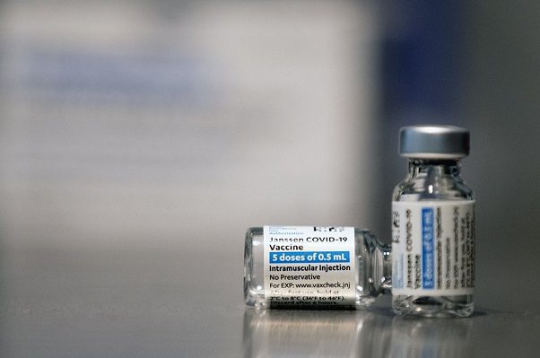 EE.UU. desecha 60 millones de vacunas de Johnson & Johnson