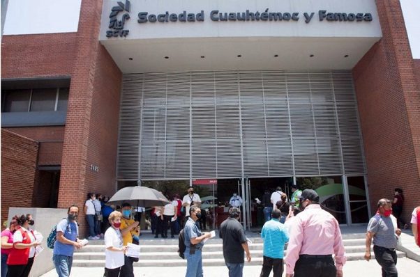 Heineken vacuna a sus empleados y al público general, en Monterrey