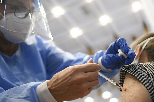 Novavax asegura que su vacuna tiene eficacia superior al 90%