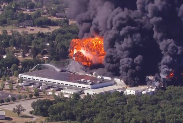 Miles de personas son evacuadas tras incendio en planta química en Illinois #VIDEO