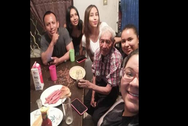 Familia de Torreón 'adopta' a abuelito de 108 años en situación de calle