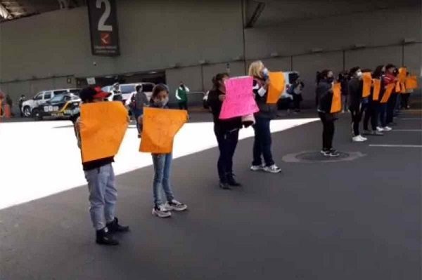 Padres de niños con cáncer bloquean inmediaciones del AICM #VIDEO