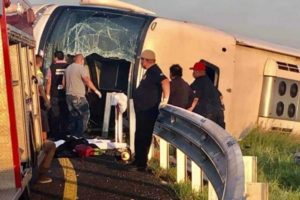Al menos doce muertos tras volcadura de autobús en carretera Reynosa-Monterrey