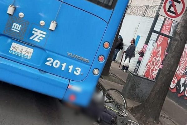 Trolebús atropella y mata a ciclista, en la Cuauhtémoc