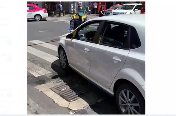 Conductor atropella a policía por levantarle una infracción #VIDEO