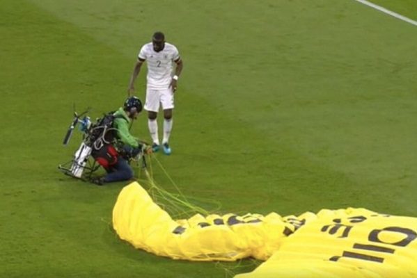 Gobierno de Alemania arremete contra Greenpeace por causar accidente en la Eurocopa #VIDEO