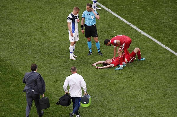 Nuevo 'susto' en la Eurocopa, Mario Fernandes se lesiona la columna #VIDEO