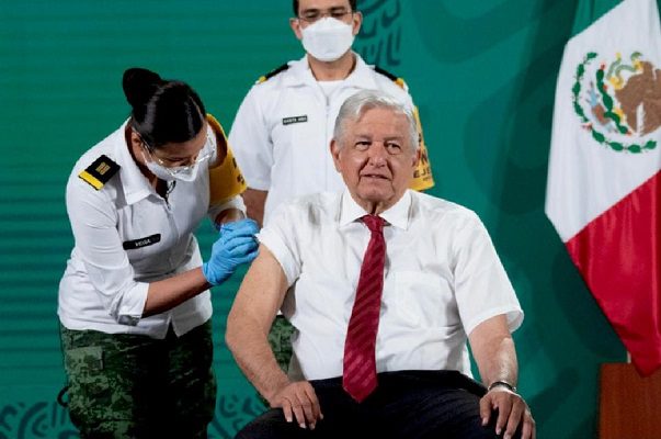 AMLO asegura estar "al 100 y sin problema" tras recibir segunda dosis