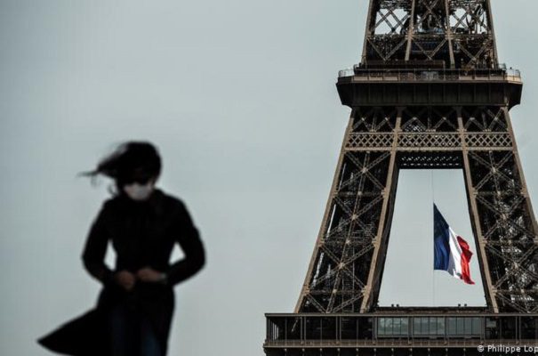 Francia elimina el uso cubrebocas al aire libre