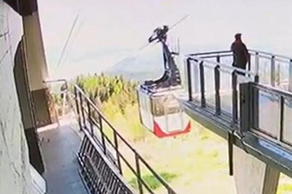 Revelan nuevo #VIDEO de la caída de teleférico que dejó 14 muertos en Italia