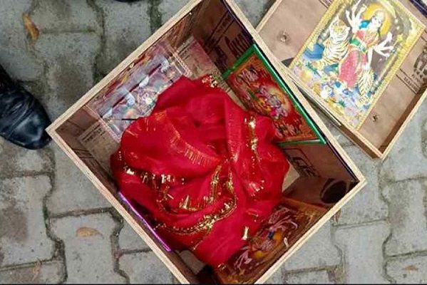 Encuentran a bebé de un mes flotando en una caja en el río Ganges