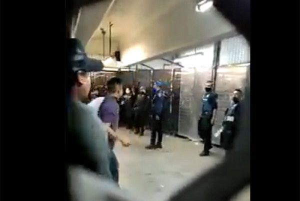 Se arma riña entre usuarios y policías en Metro Pantitlán #VIDEO