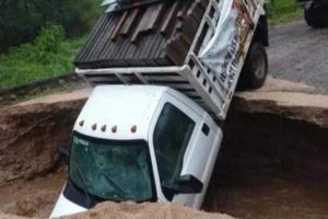 Autoridades de Oaxaca, desmienten que un socavón se tragara una camioneta