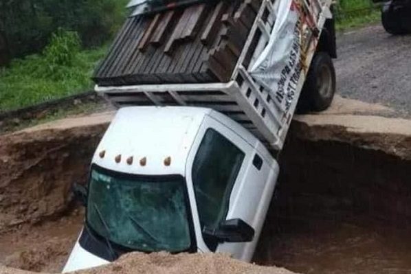 Autoridades de Oaxaca, desmienten que un socavón se tragara una camioneta