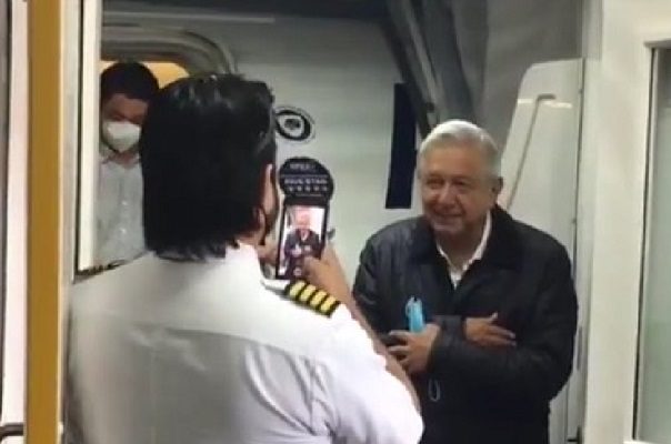 Piloto pide a AMLO mensaje para su mamá, pues diario ve las 'mañaneras'