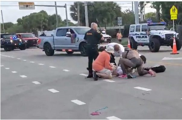 Sujeto arrolla a dos personas en desfile de la comunidad LGBT+, en Florida